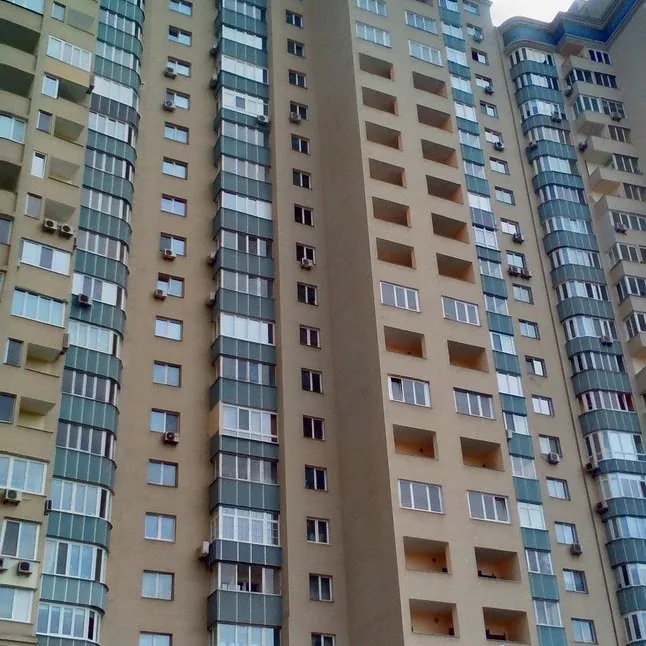 вантажники у Києві виконують завантаження сміття в автомобіль