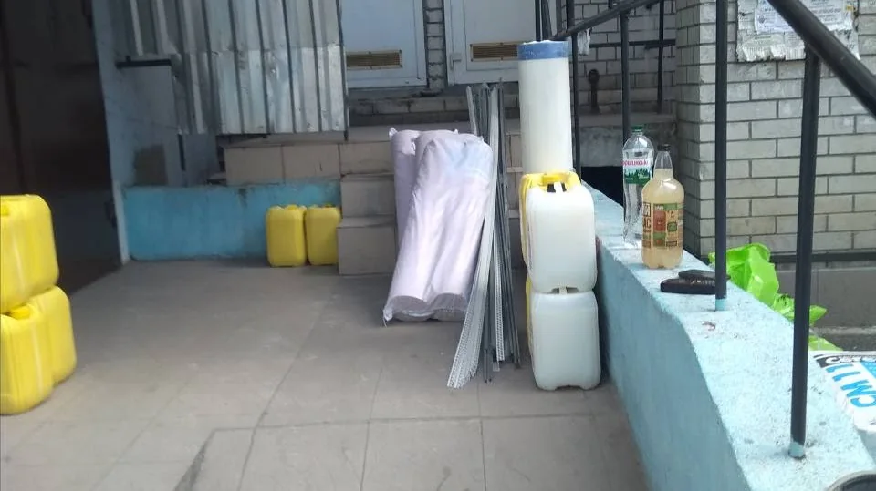 вантажники у Києві виконують підйом матеріалів на поверх
