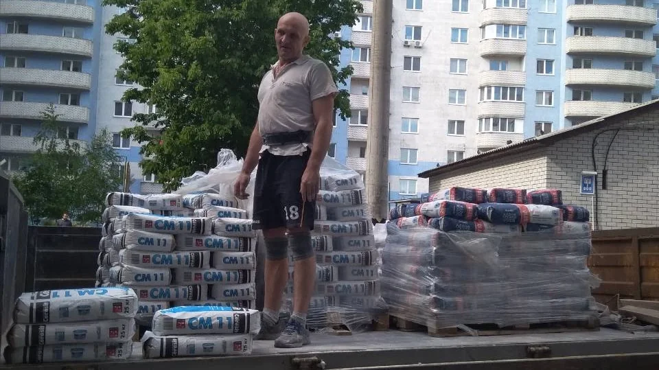 вантажники у Києві виконують підйом матеріалів на поверх