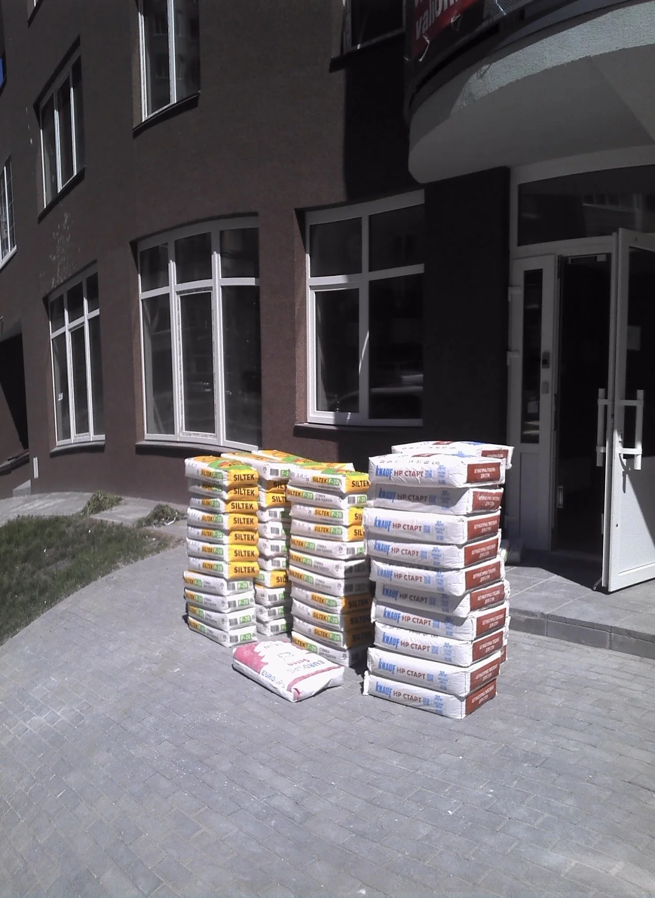 робота вантажників на будівельному об'єкті
