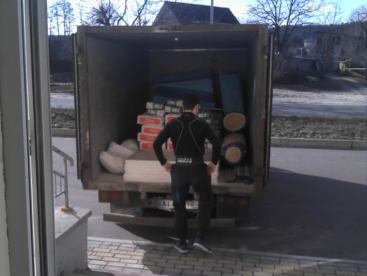 розвантаження вантажного автомобіля на об'єкті у Києві