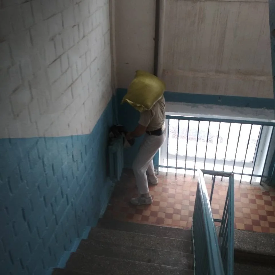 вантажники у Києві виконують завантаження сміття в автомобіль
