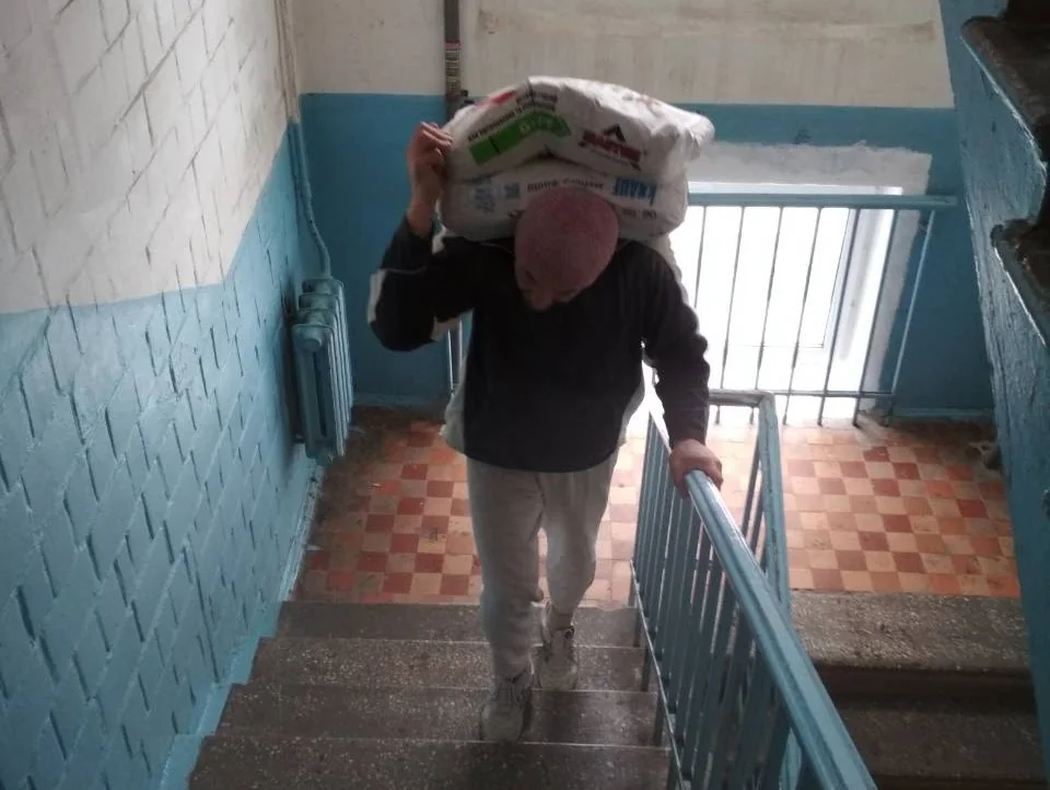 послуги вантажників Київ — підйом матеріалів на поверх