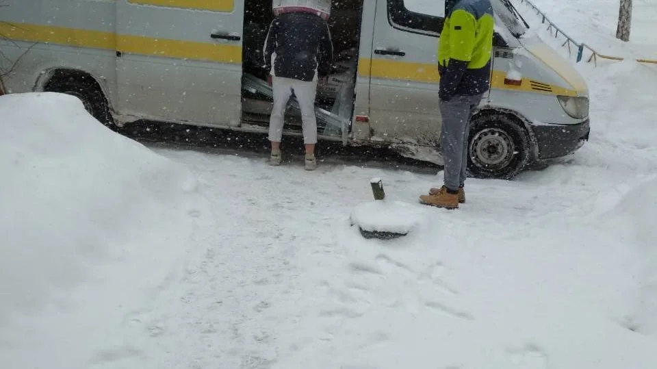 розвантаження вантажного автомобіля на об'єкті у Києві
