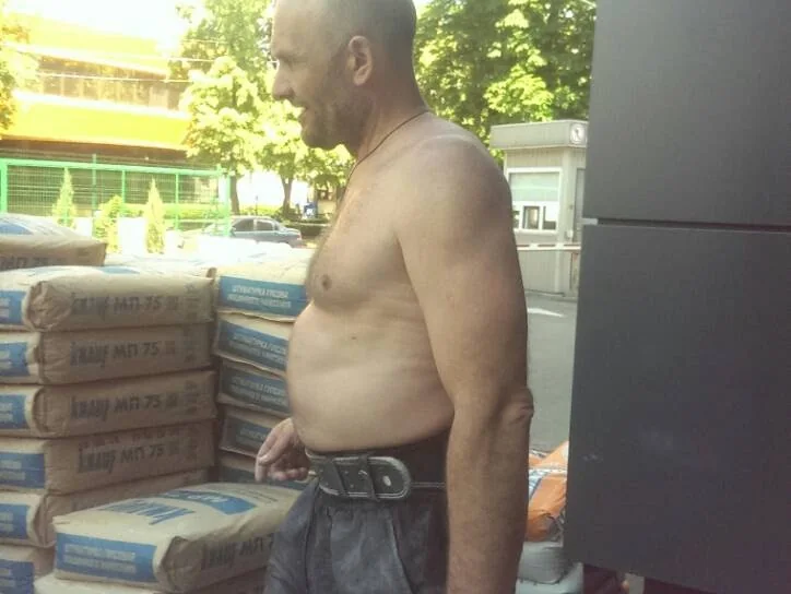 вантажники у Києві виконують збирання сміття в мішки