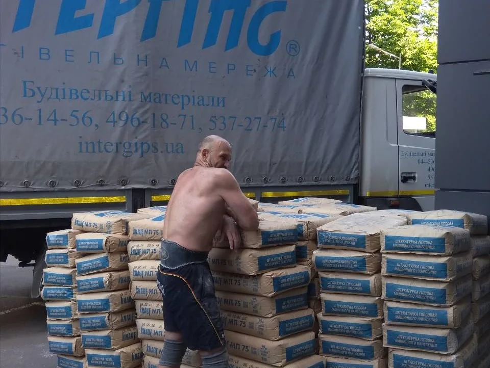 завантаження сміття в автомобіль на об'єкті у Києві