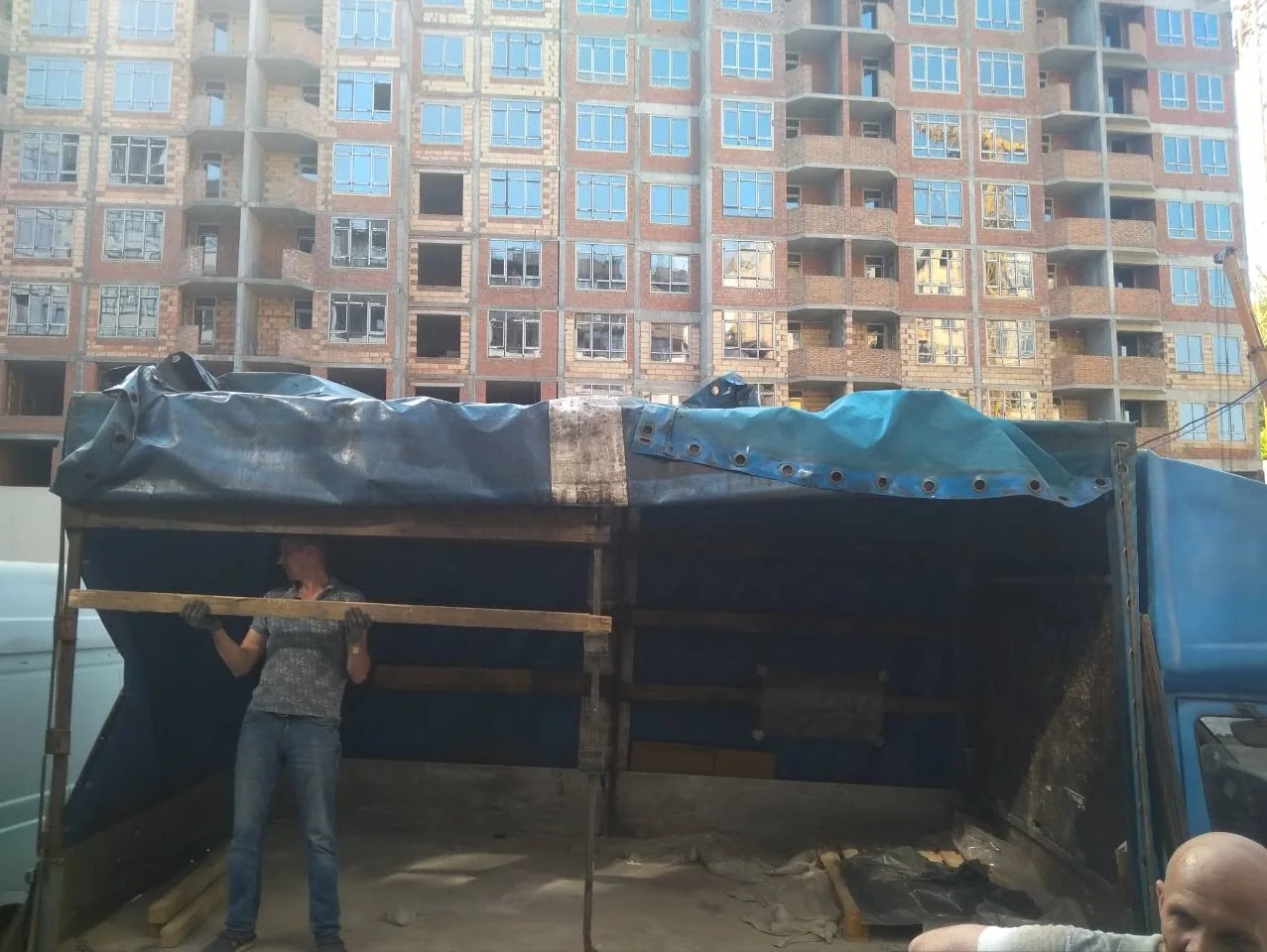 вантажники у Києві виконують підйом матеріалів на поверх