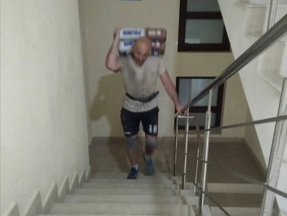 послуги вантажників Київ — підйом матеріалів на поверх