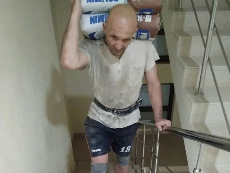 вантажники у Києві виконують розвантаження вантажного автомобіля