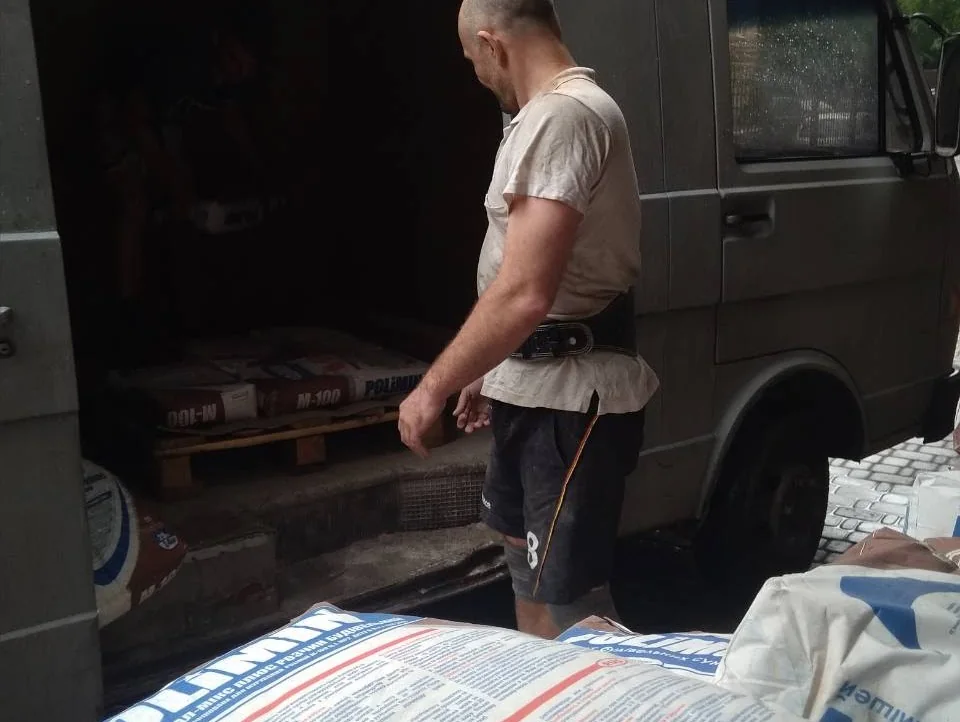 робота вантажників на будівельному об'єкті