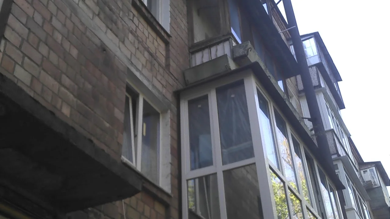 завантаження сміття в автомобіль на об'єкті у Києві