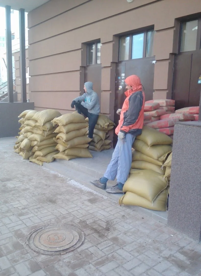 вантажники у Києві виконують підйом матеріалів на поверх
