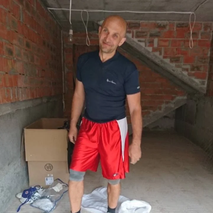 вантажники у Києві виконують розвантаження вантажного автомобіля