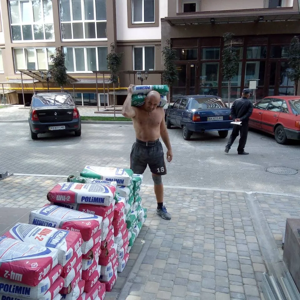 вантажники у Києві виконують винесення будівельного сміття