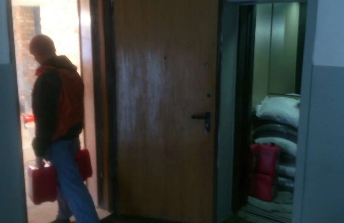 завантаження сміття в автомобіль на об'єкті у Києві