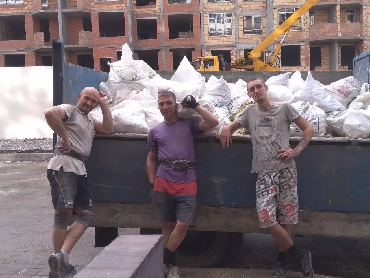 вантажники у Києві виконують збирання сміття в мішки