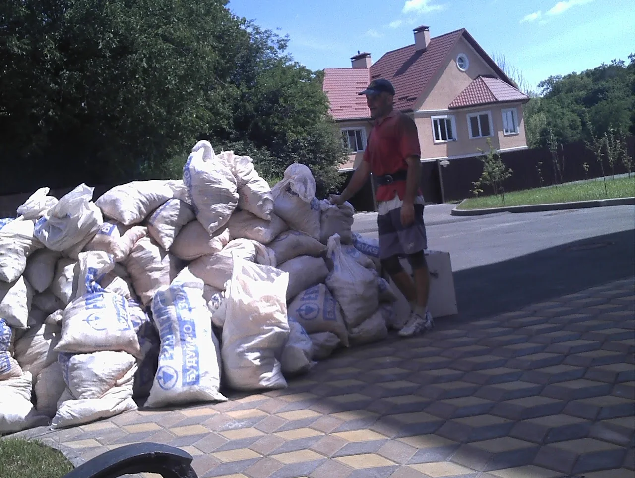 робота вантажників на будівельному об'єкті