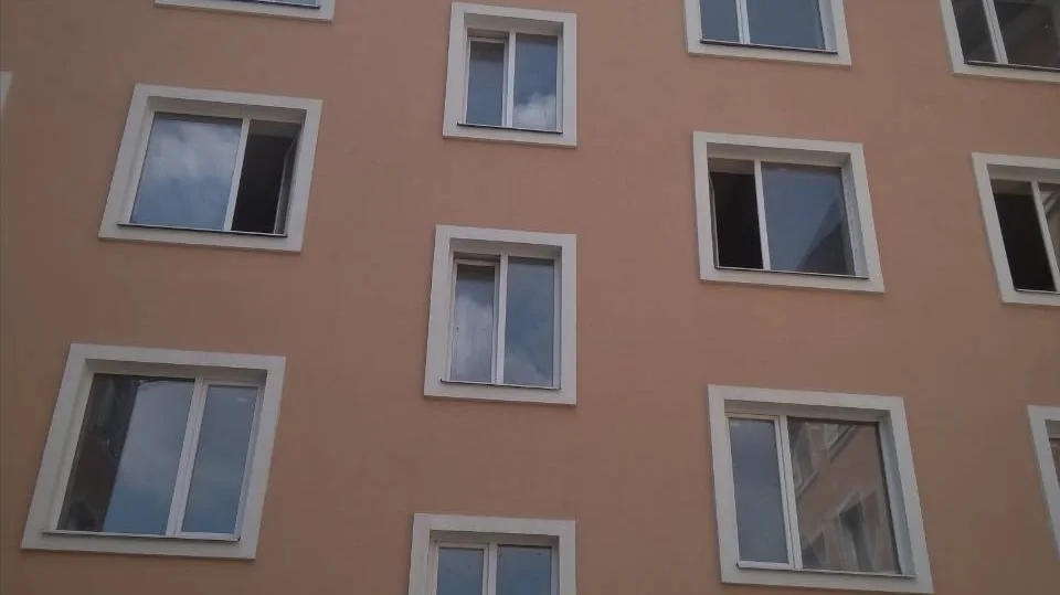 вантажники у Києві виконують завантаження сміття в автомобіль