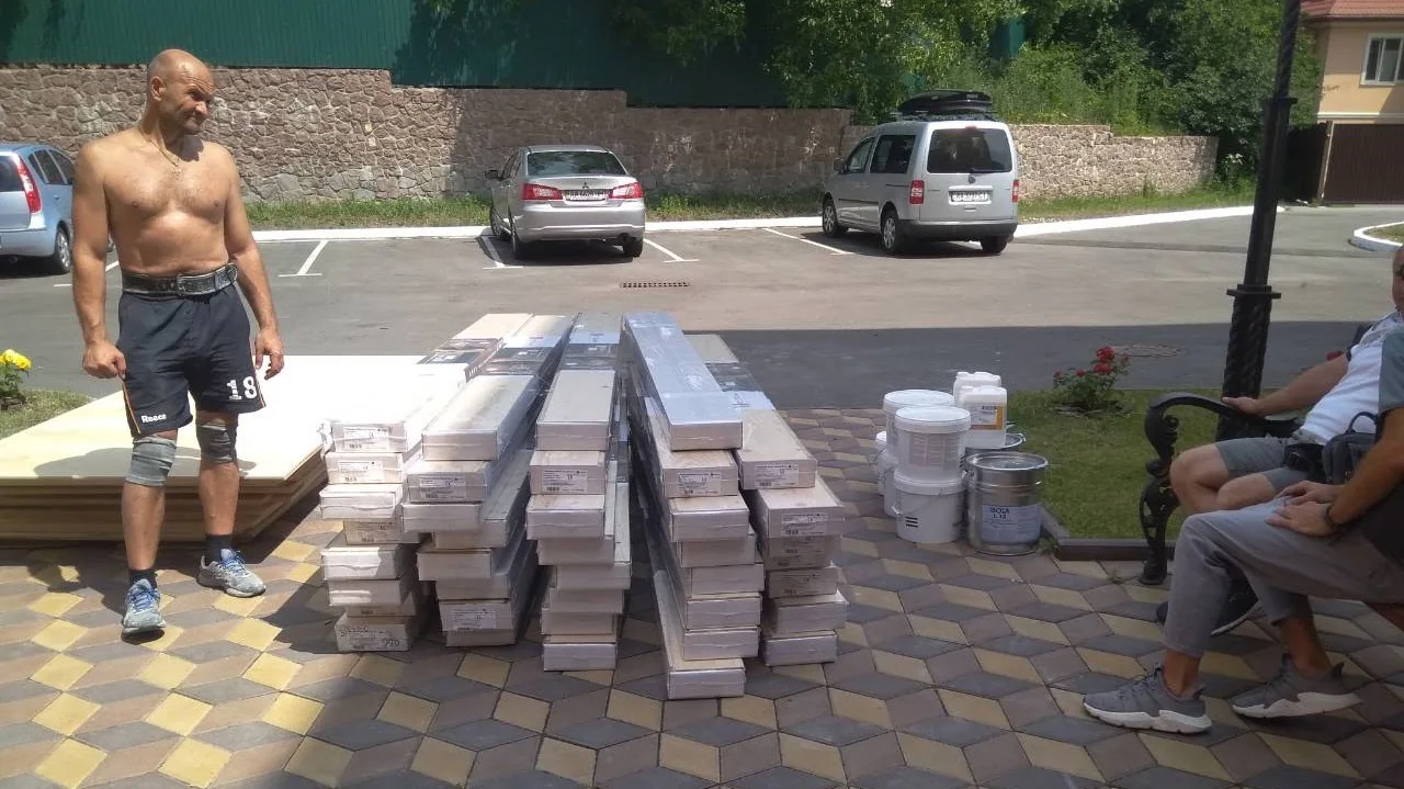 вантажники у Києві виконують завантаження сміття в автомобіль