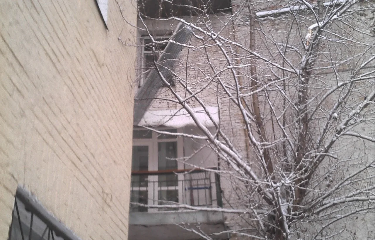 вантажники у Києві виконують завантаження сміття в автомобіль