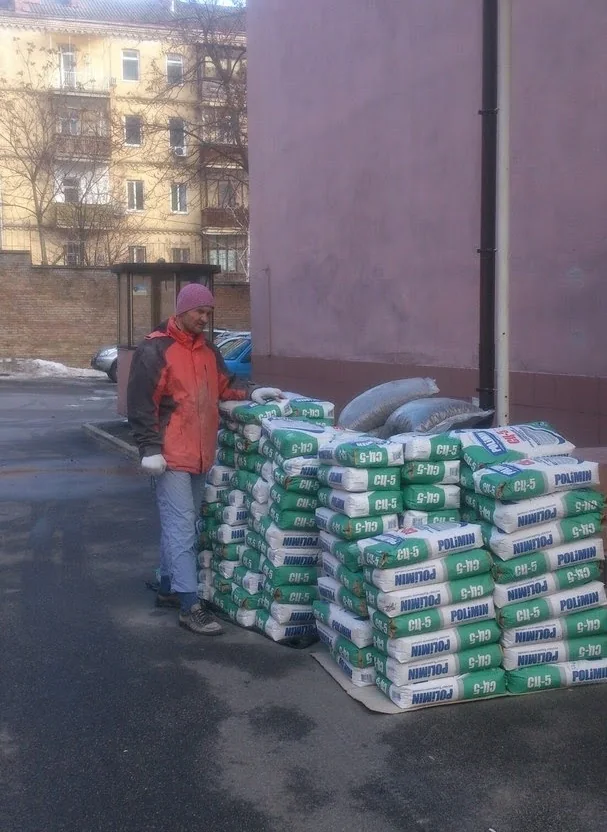послуги вантажників Київ — завантаження сміття в автомобіль