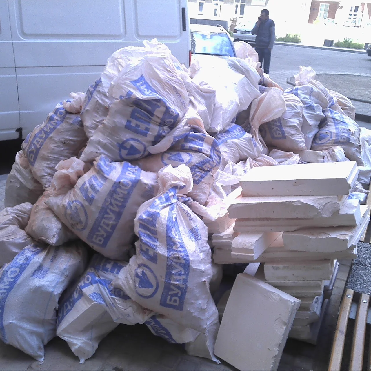 вантажники у Києві виконують розвантаження вантажного автомобіля