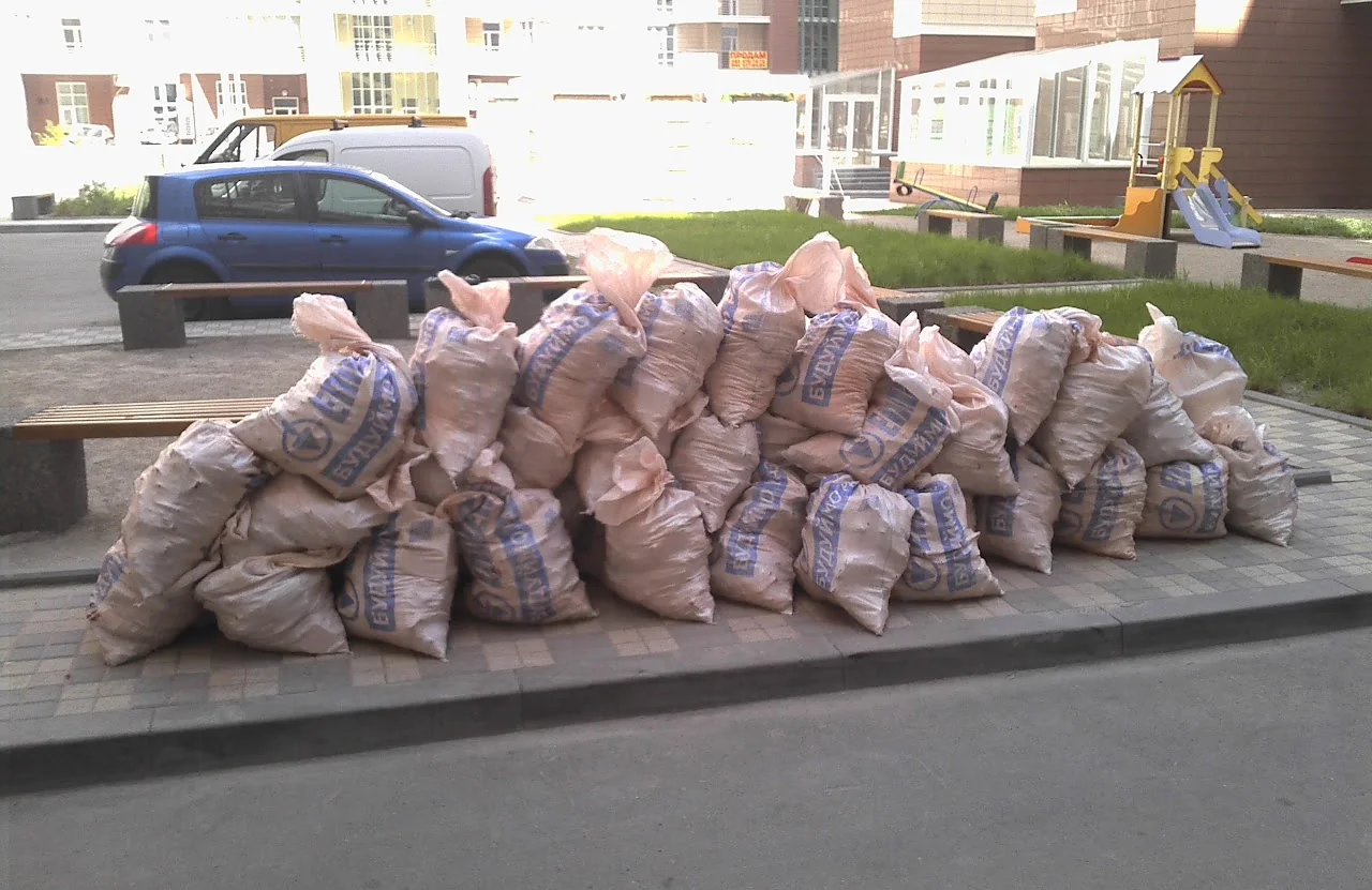 робота вантажників на будівельному об'єкті