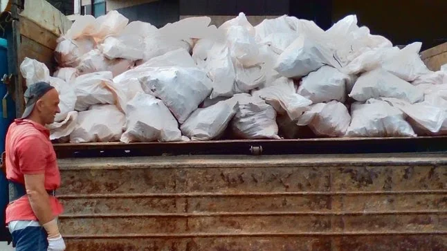 вантажники у Києві виконують занесення матеріалів у квартиру
