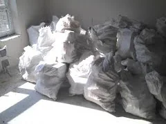 вантажники у Києві виконують збирання сміття в мішки