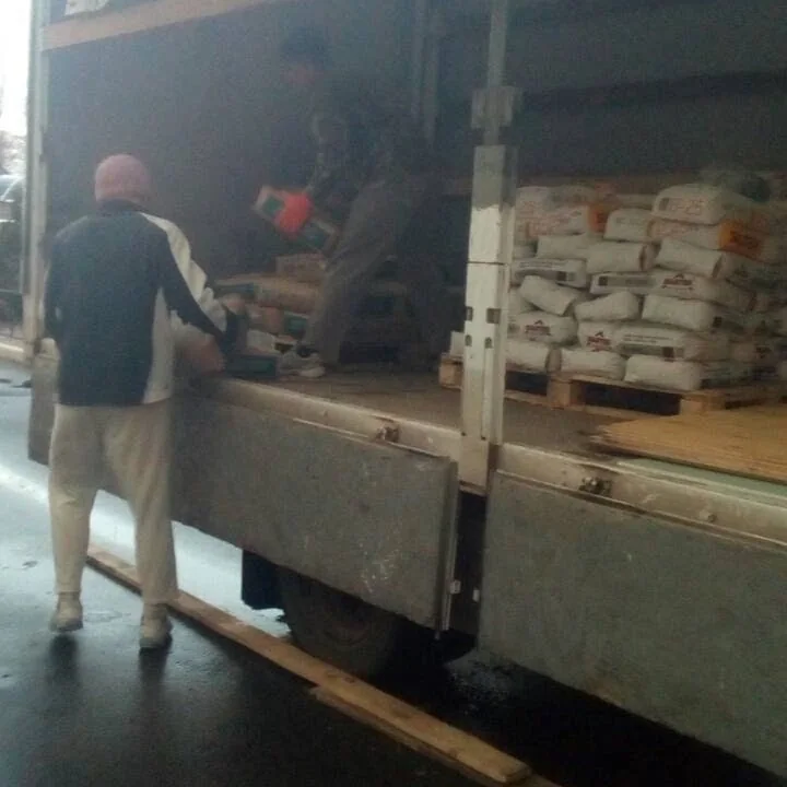 вантажники у Києві виконують розвантаження вантажного автомобіля