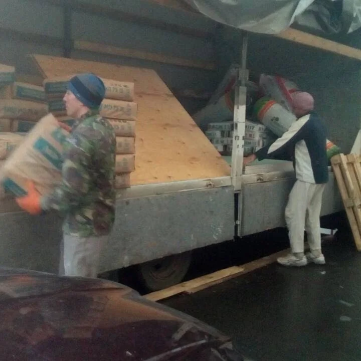 вантажники у Києві виконують занесення матеріалів у квартиру