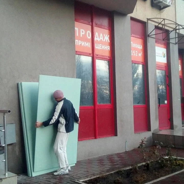 робота вантажників на будівельному об'єкті