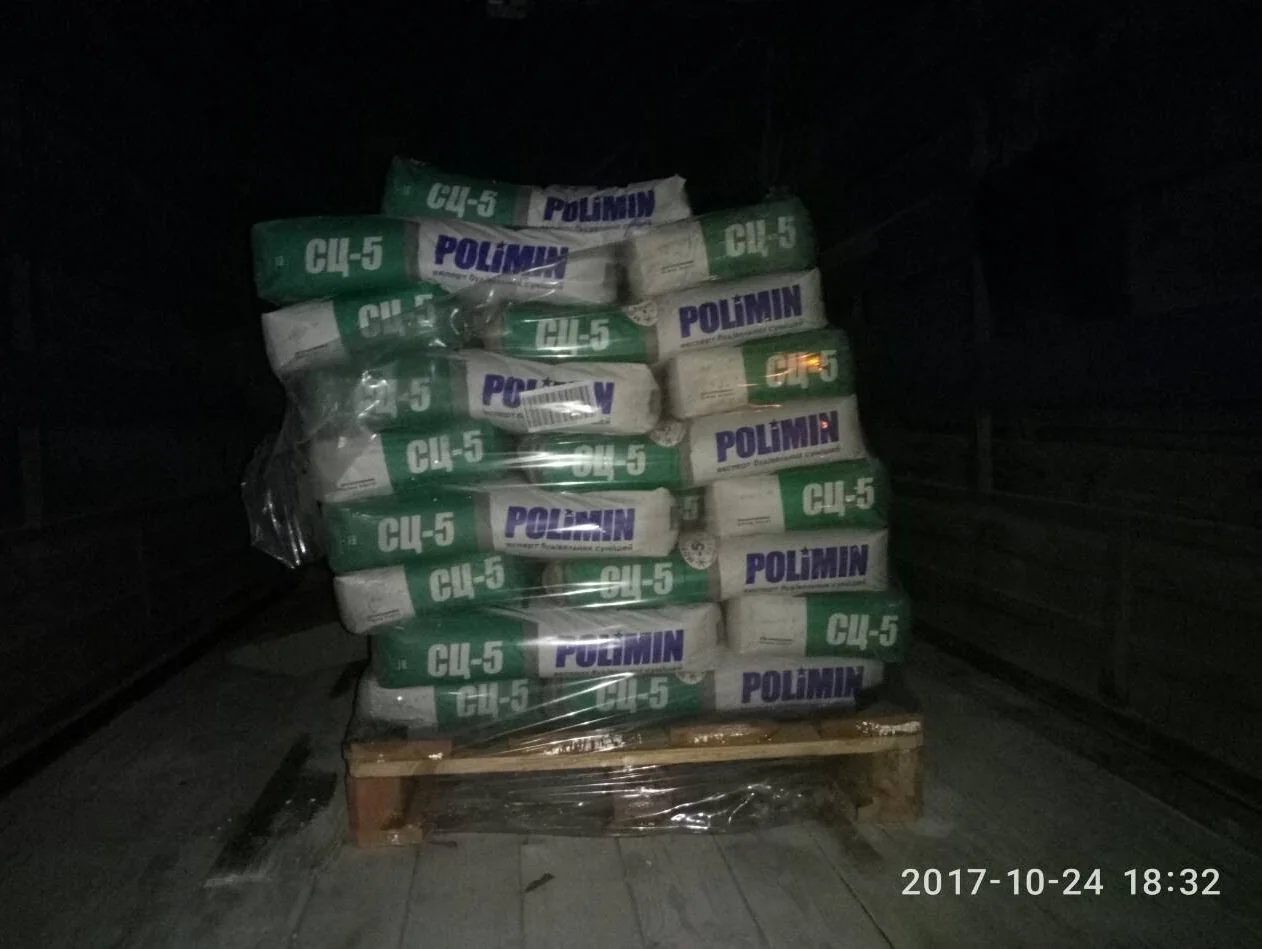 розвантаження вантажного автомобіля на об'єкті у Києві
