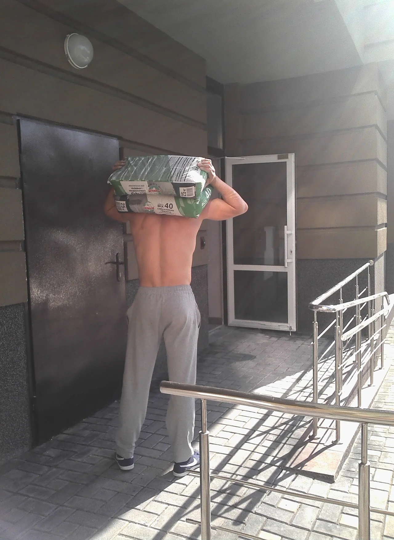 робота вантажників на будівельному об'єкті