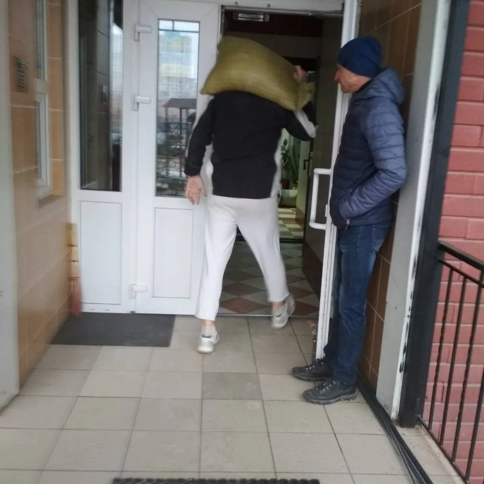 вантажники у Києві виконують завантаження сміття в автомобіль