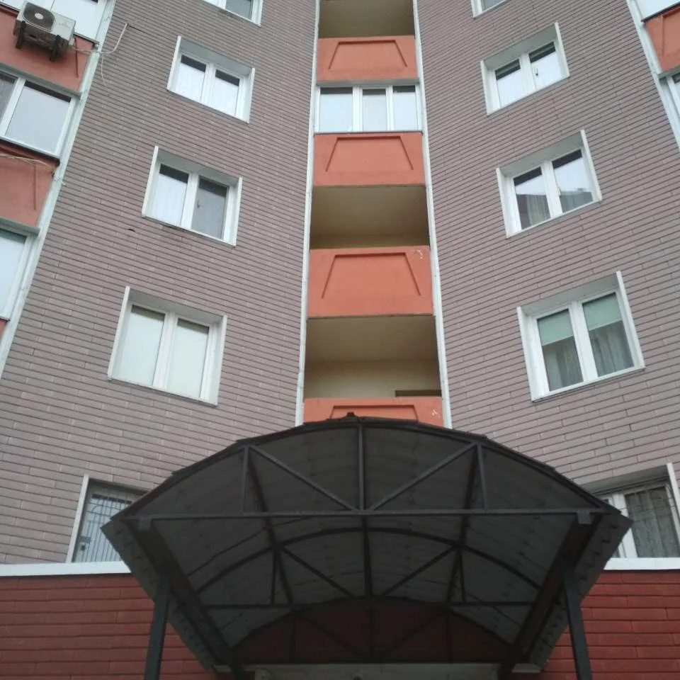 вантажники у Києві виконують розвантаження вантажного автомобіля