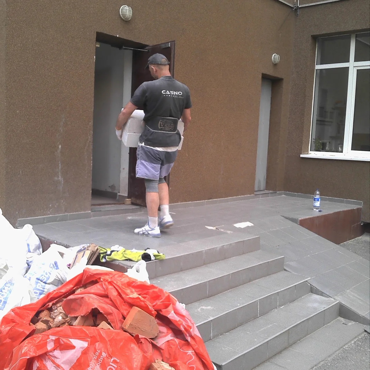 послуги вантажників Київ — перенесення матеріалів по об'єкту