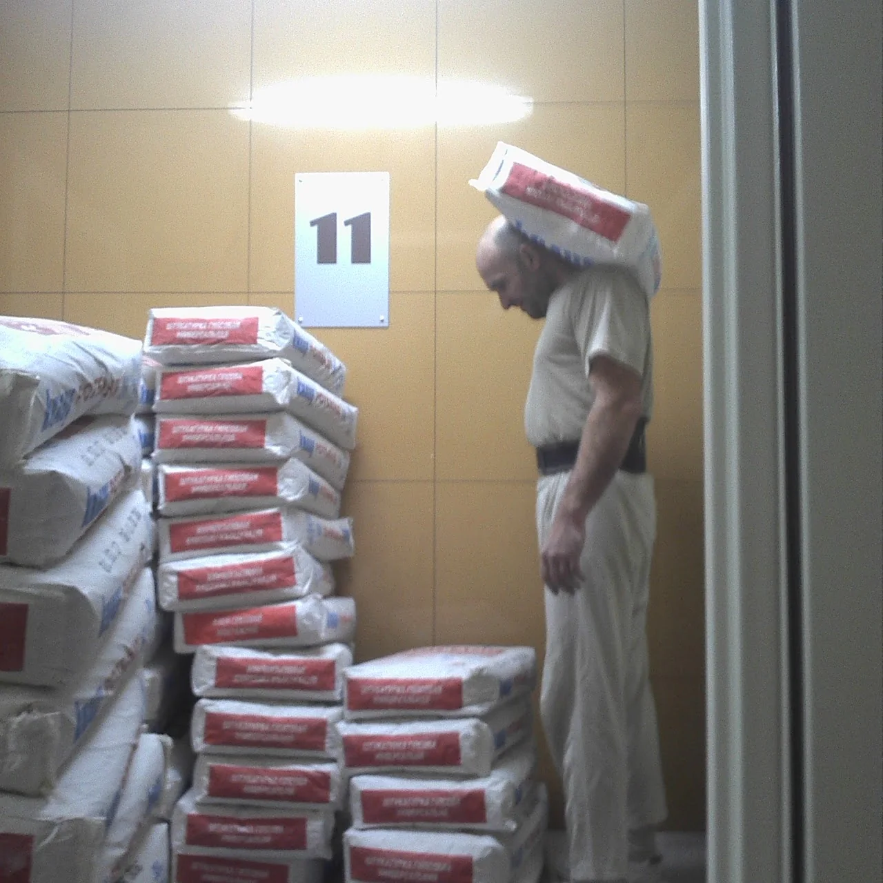 вантажники у Києві виконують завантаження сміття в автомобіль