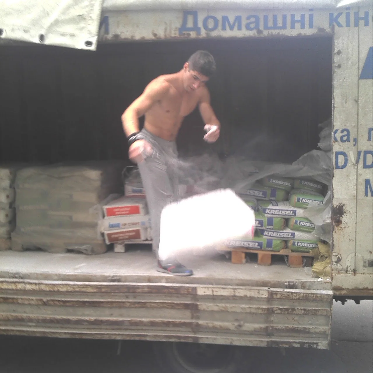 вантажники у Києві виконують підйом матеріалів на поверх