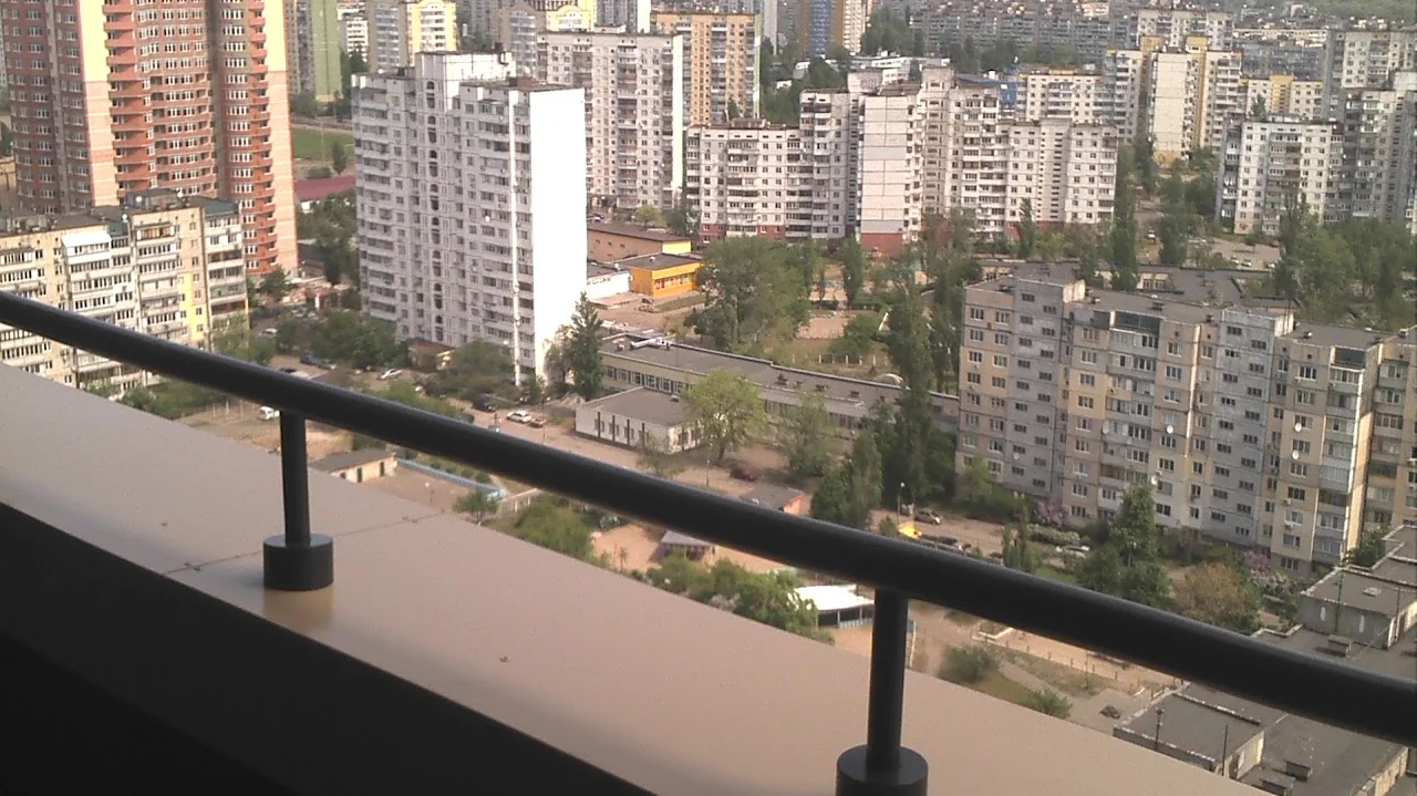вантажники у Києві виконують перенесення матеріалів по об'єкту