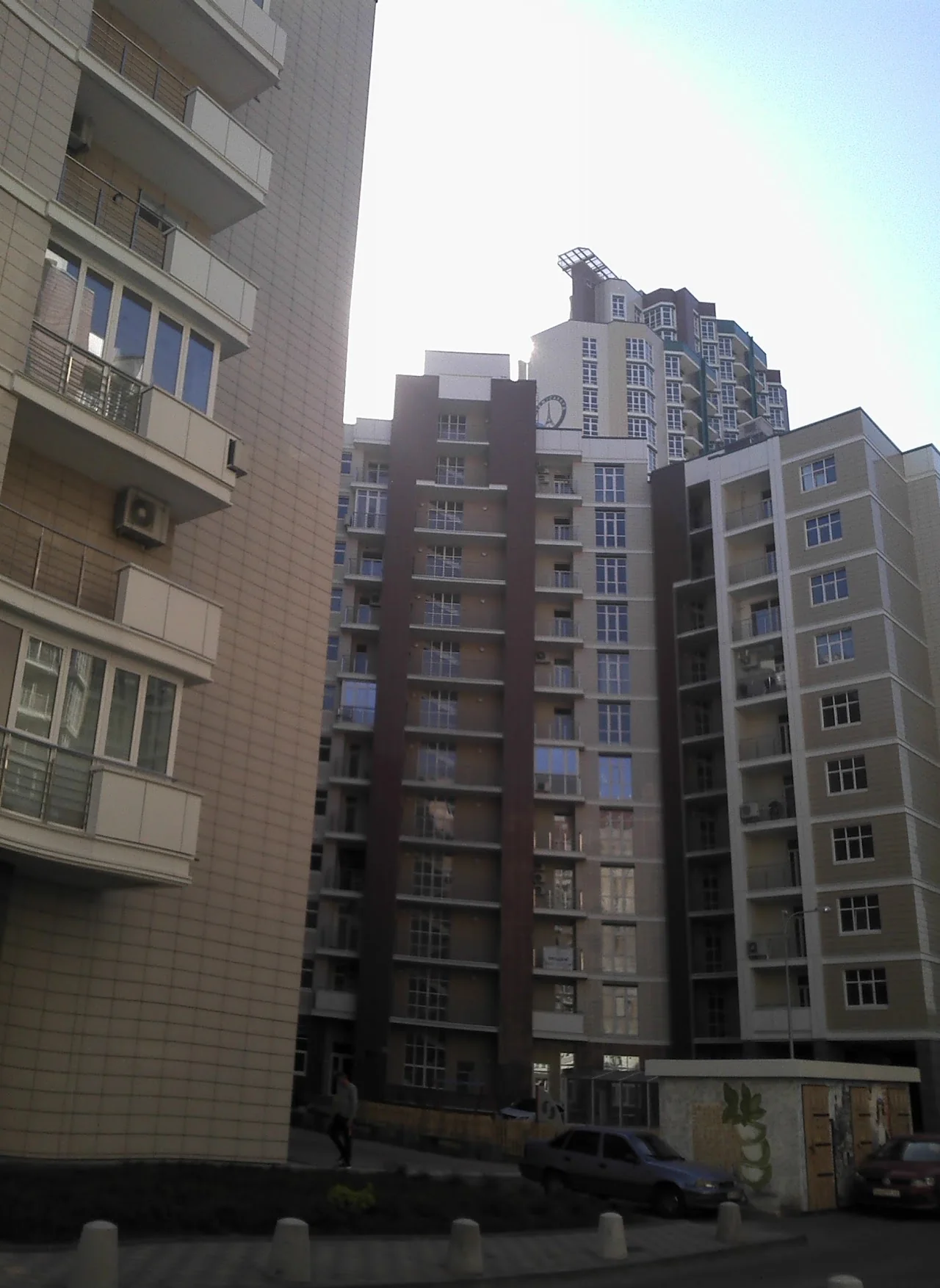 вантажники у Києві виконують розвантаження вантажного автомобіля