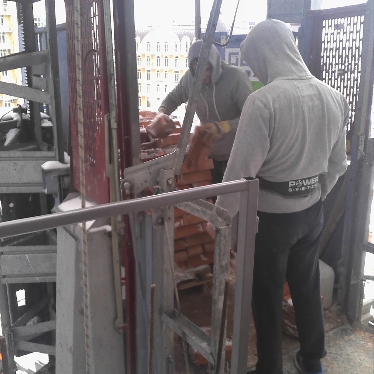 вантажники у Києві виконують розвантаження будівельних матеріалів