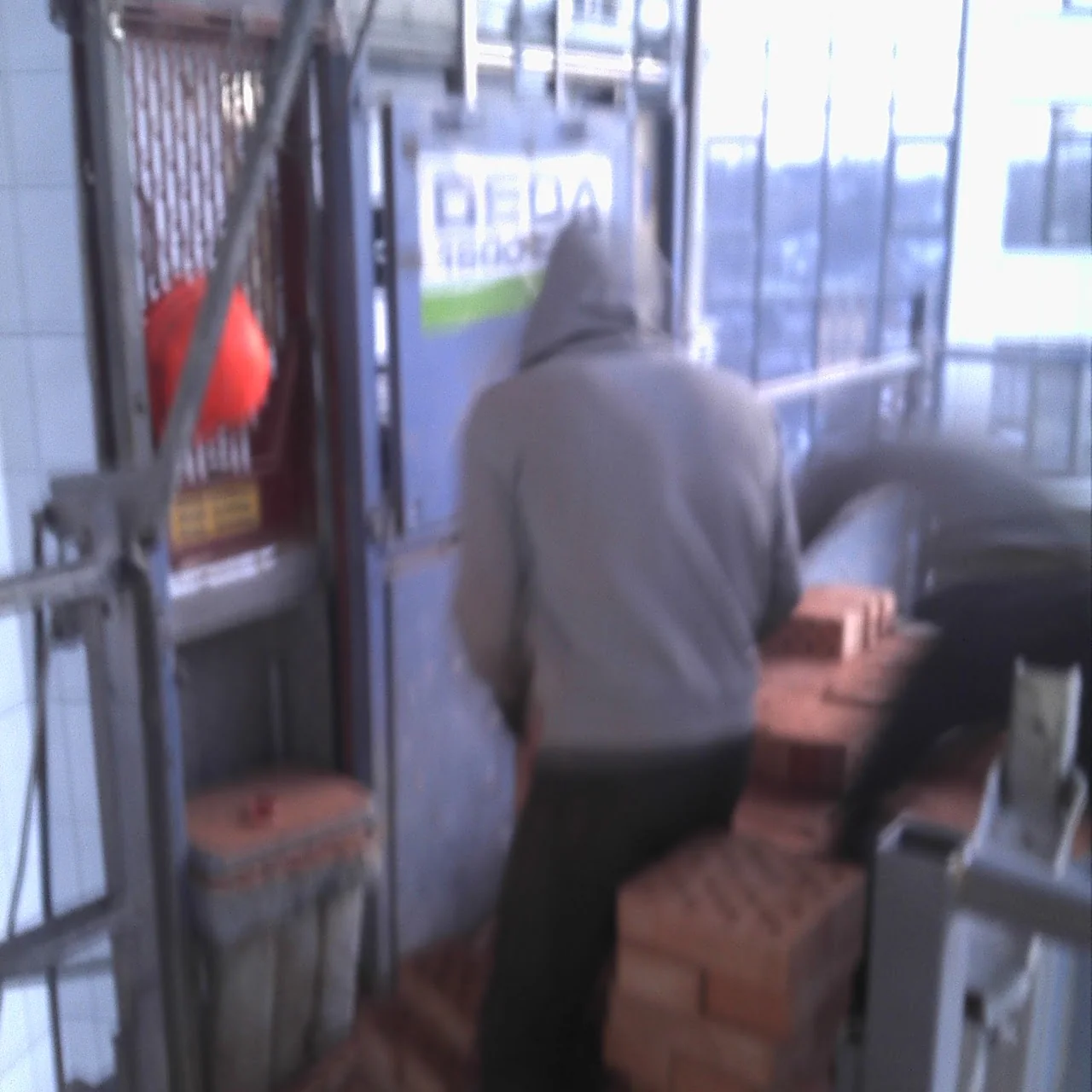 вантажники у Києві виконують занесення матеріалів у квартиру