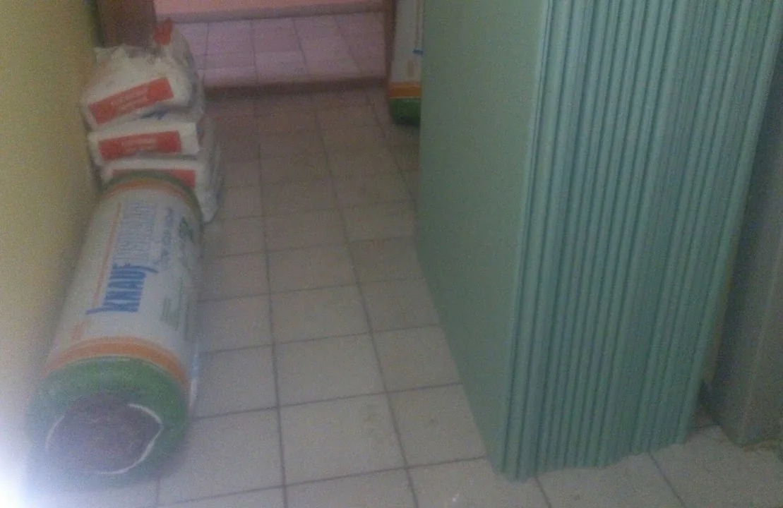 завантаження сміття в автомобіль на об'єкті у Києві