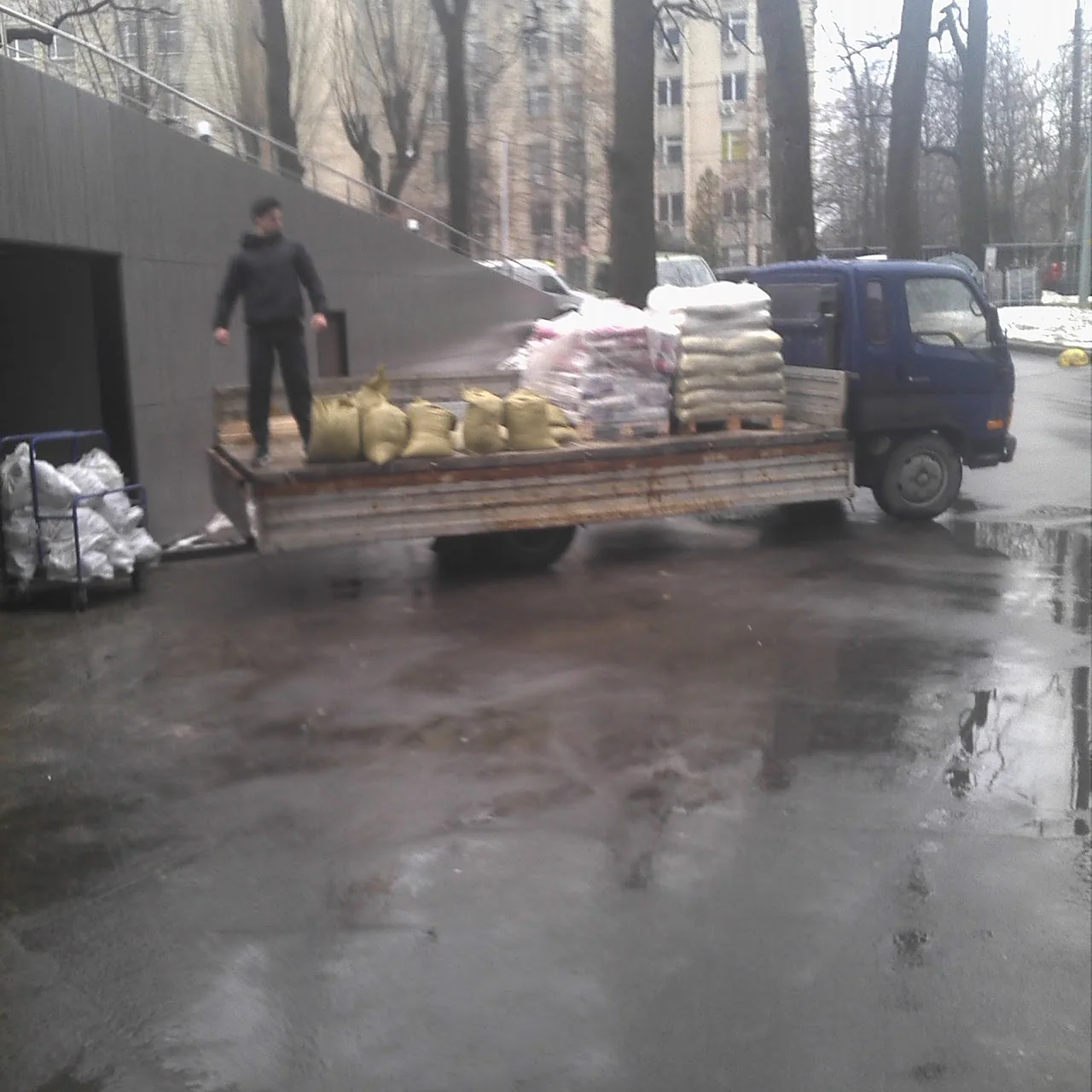 розвантаження будівельних матеріалів на об'єкті у Києві