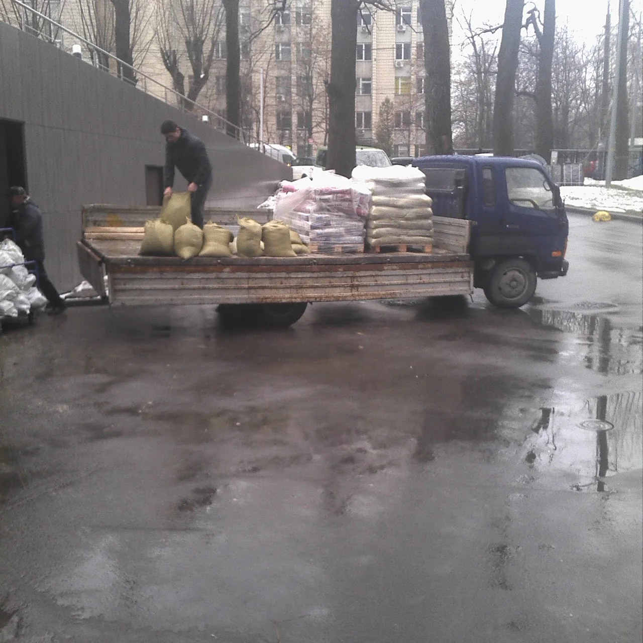 послуги вантажників Київ — занесення матеріалів у квартиру