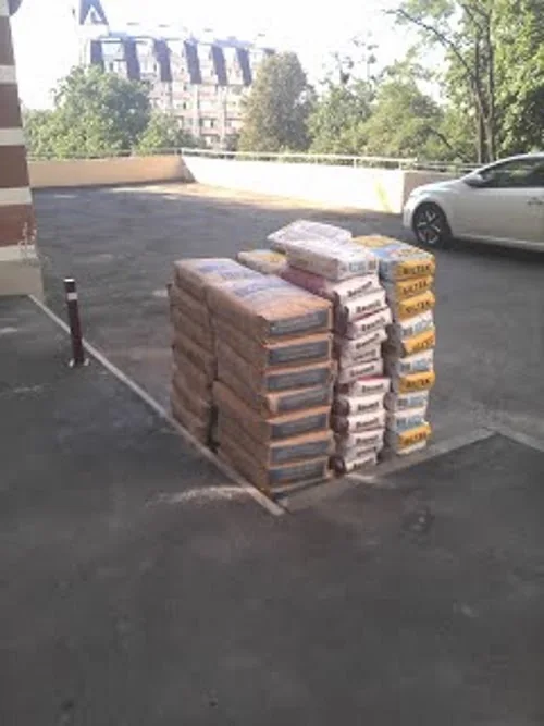 завантаження сміття в автомобіль на об'єкті у Києві