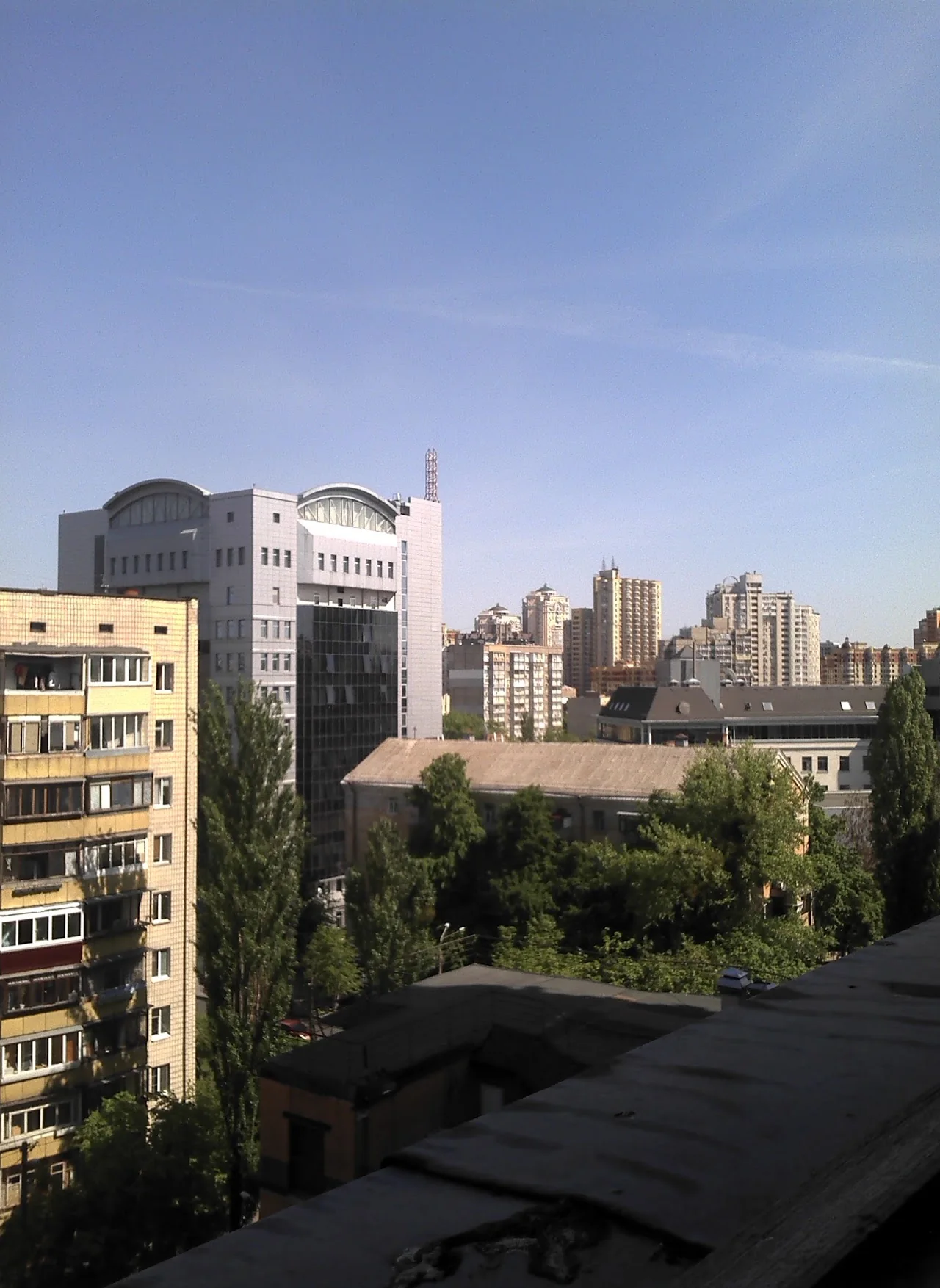 вантажники у Києві виконують збирання сміття в мішки