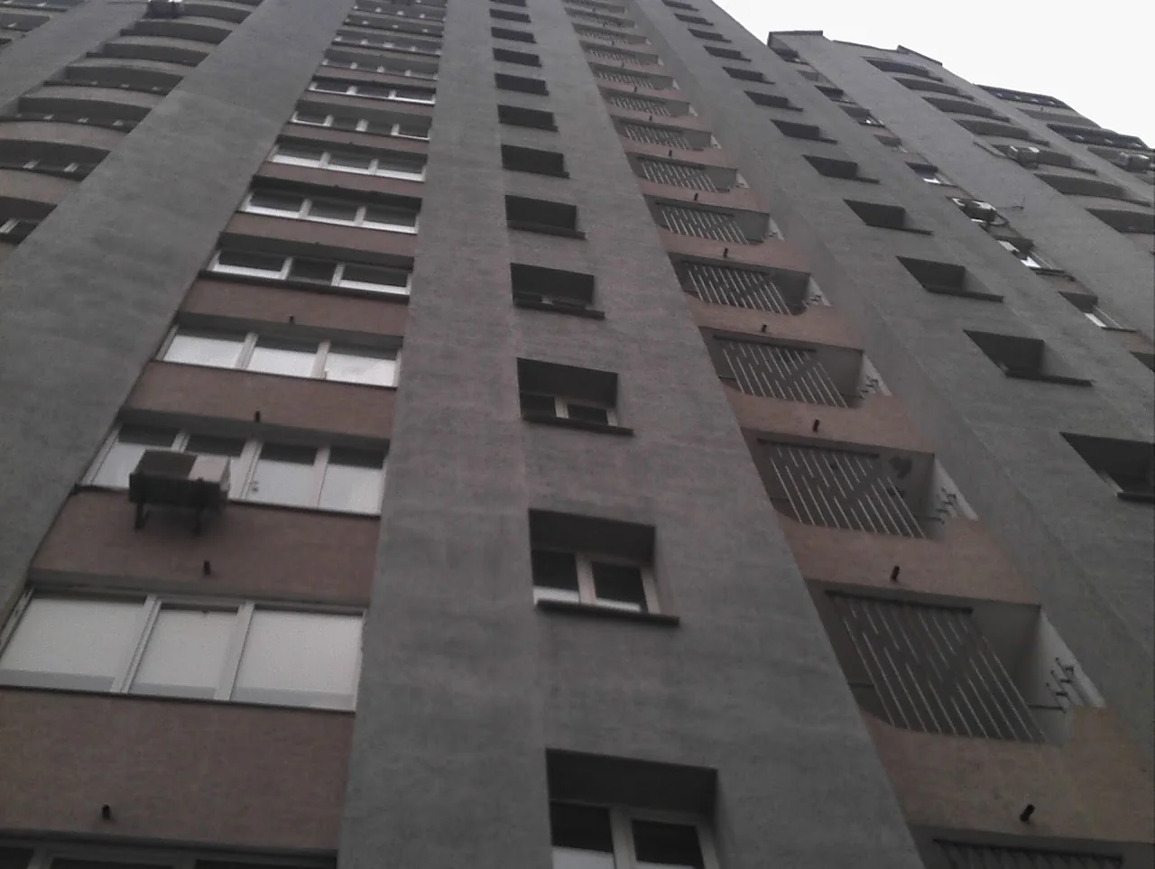 вантажники у Києві виконують підйом матеріалів на поверх