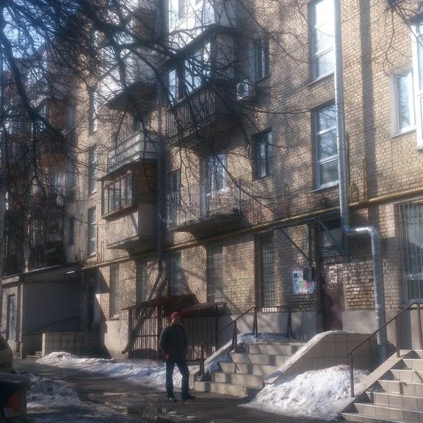 вантажники у Києві виконують перенесення матеріалів по об'єкту